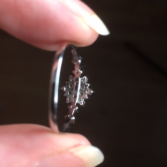 COPY - Host pick!! ❄️🌸 Snowflake/flower ring❄️🌸 - Picture 5 of 5